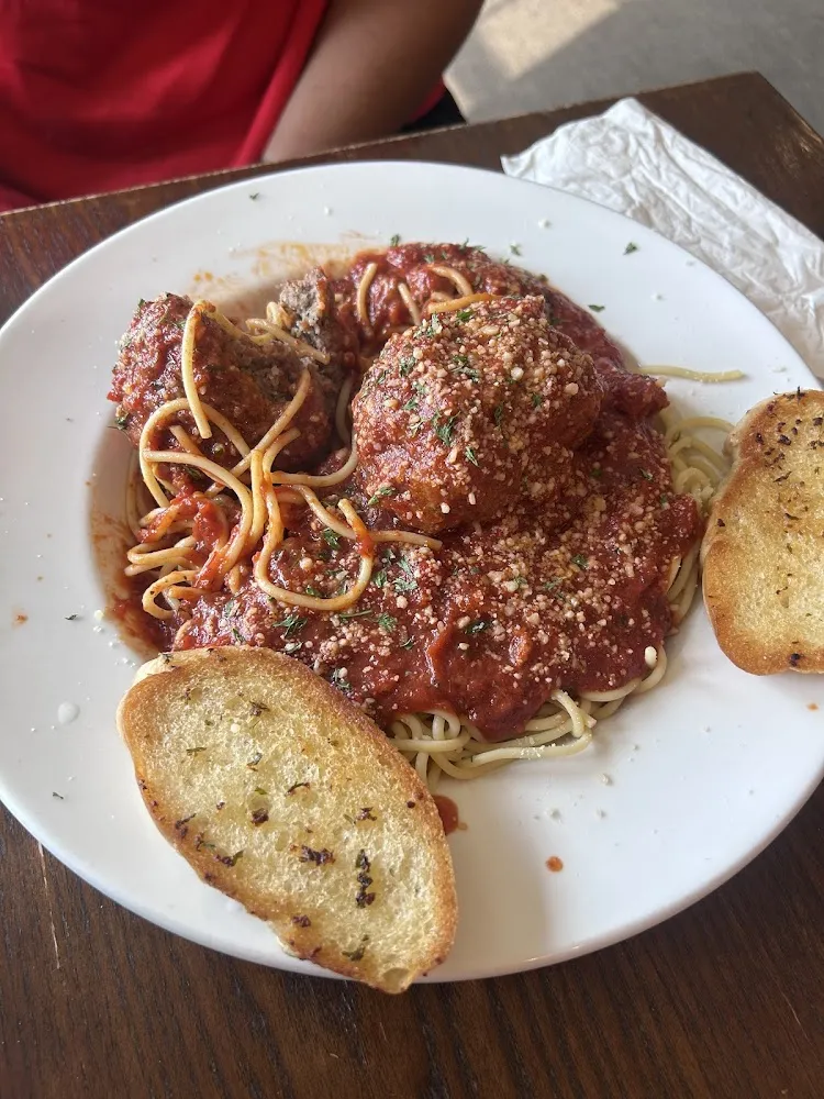Spaghetti with Red Sauce and Garlic Bread